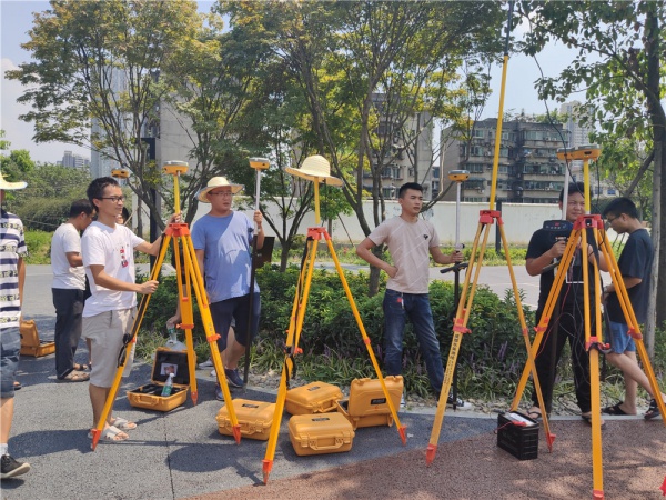 建筑路桥测量培训班实战学测绘仪器